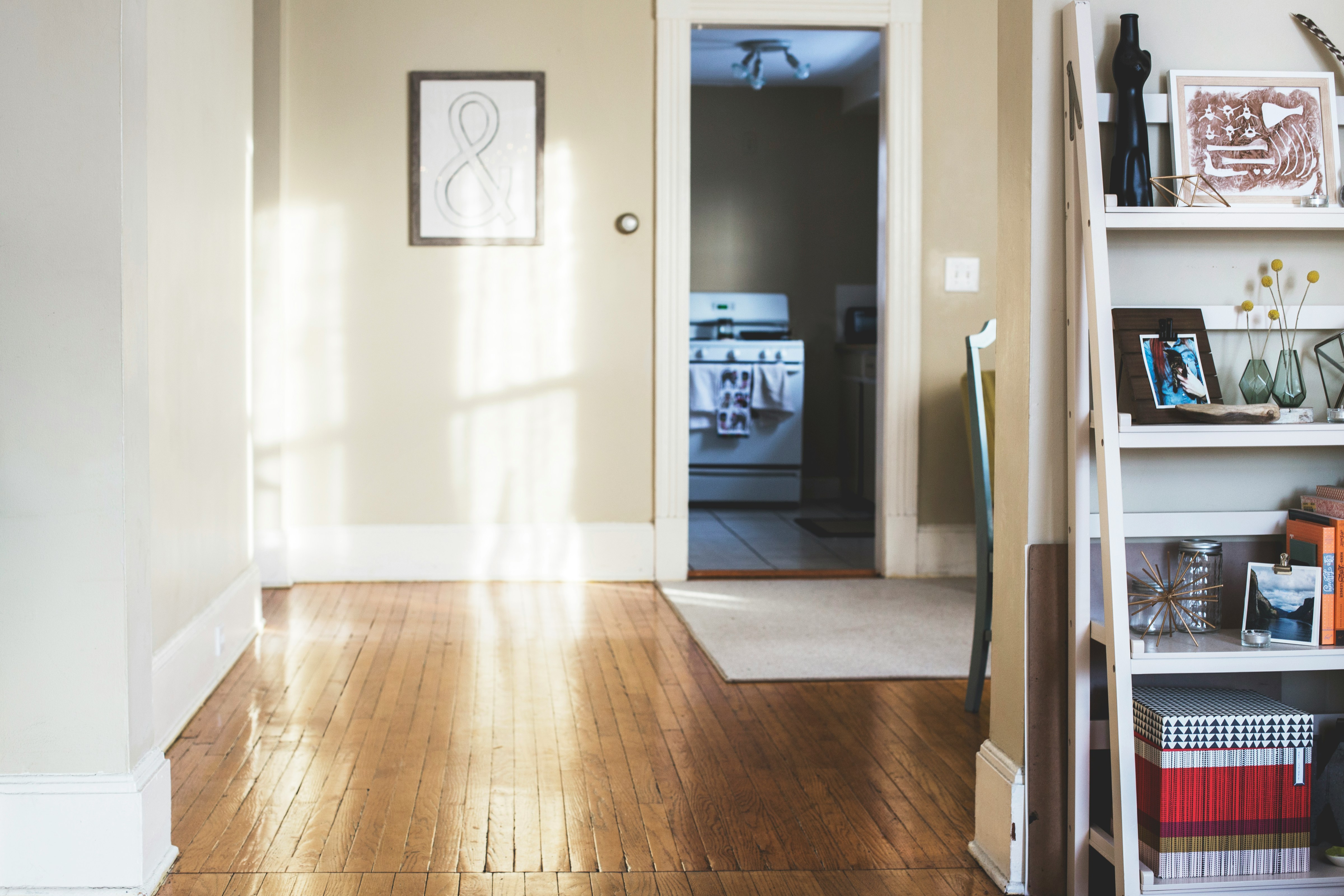 Quiet Rooms, Clear Words: Your Hearing‑Smart Home Makeover